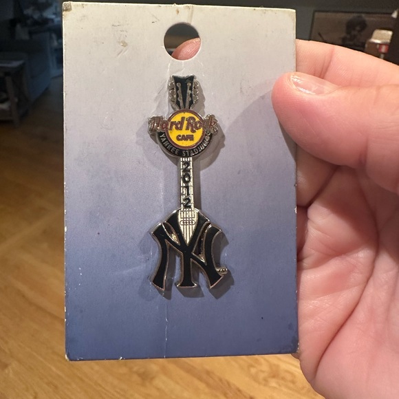 Yankees Hard Rock Cafe pin - Picture 3 of 5